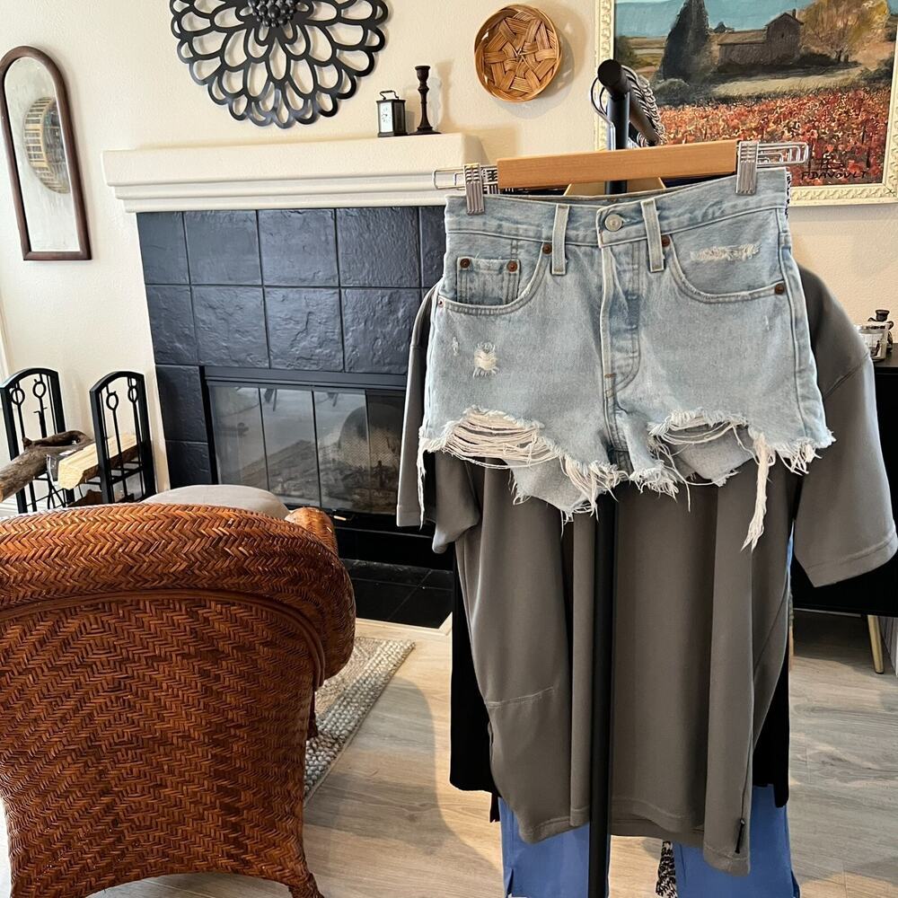 Levis Shorts Womens Size W24 Light Washed Button Fly Cut Off 100% Cotton Summer - Picture 16 of 16